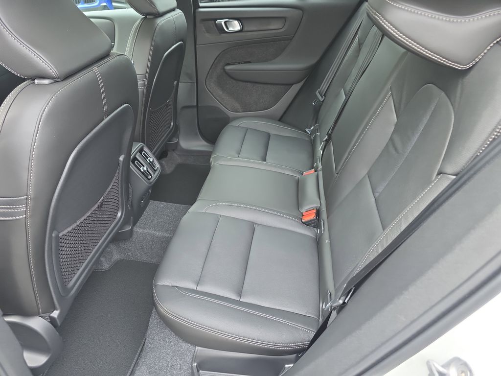 2026 Volvo XC40 Plus photo 3