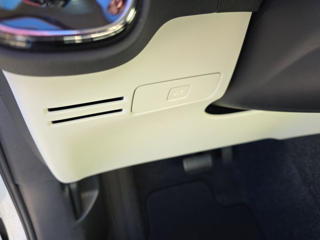 2026 Volvo XC40 Plus - Photo 12