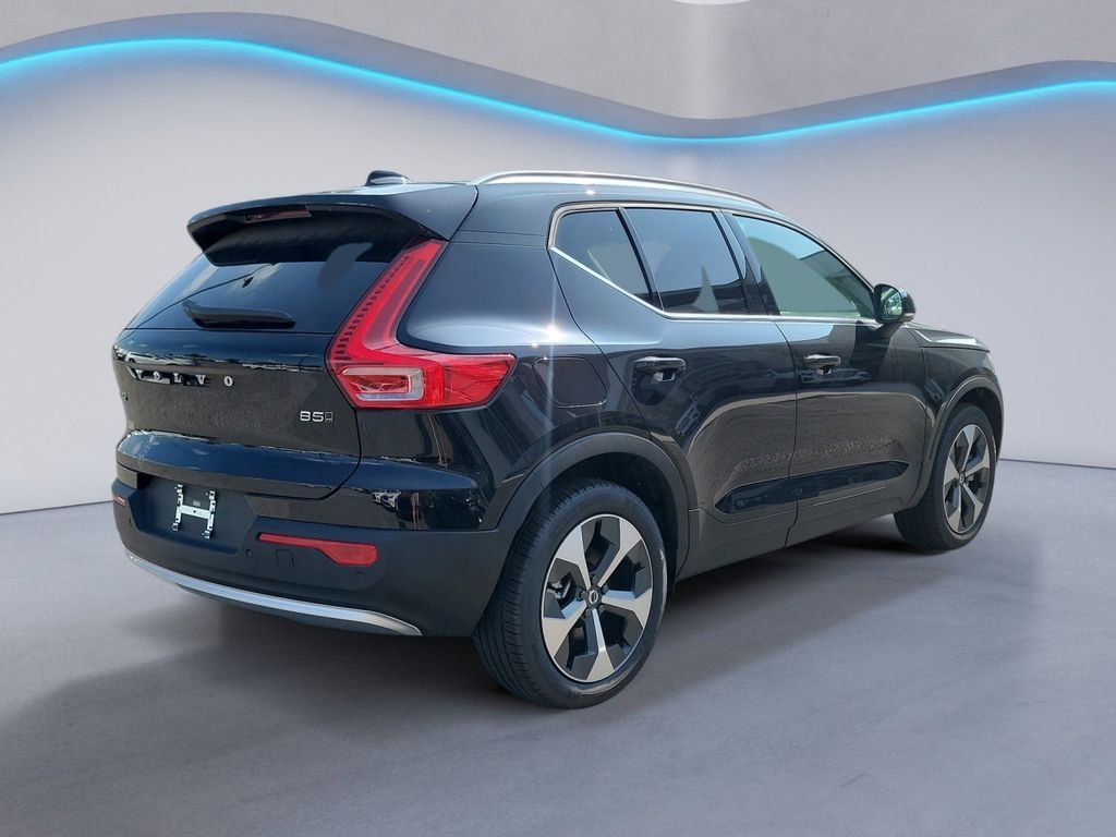 2025 Volvo XC40 Core photo 4