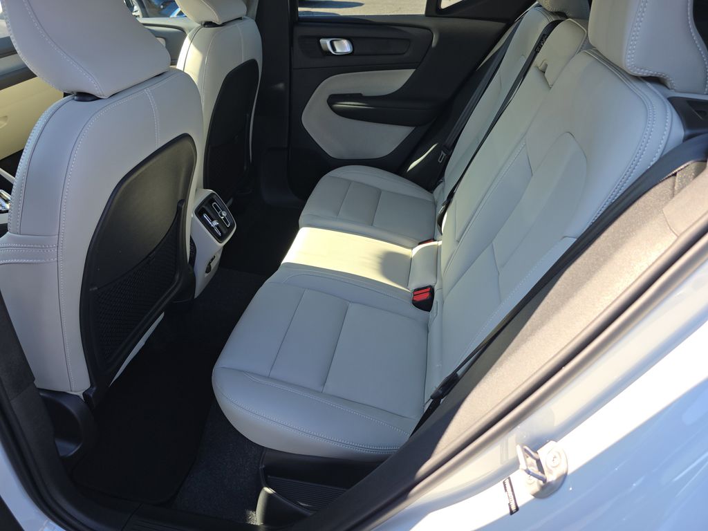 2026 Volvo XC40 Plus - Photo 10