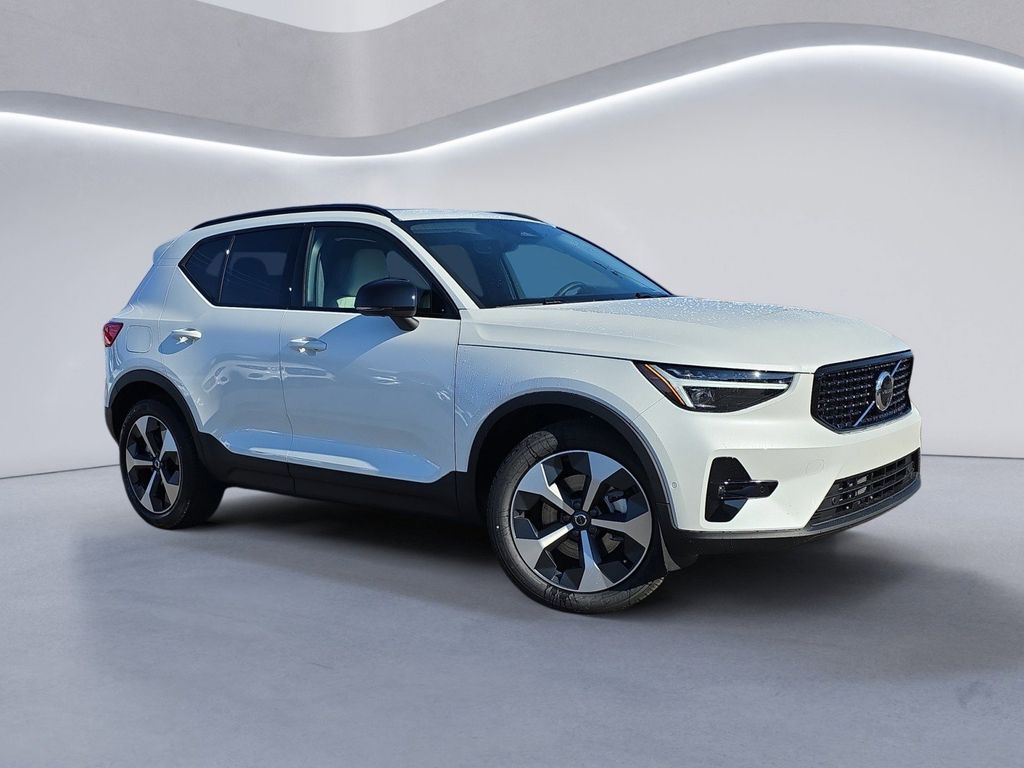 2026 Volvo XC40 Plus photo 2