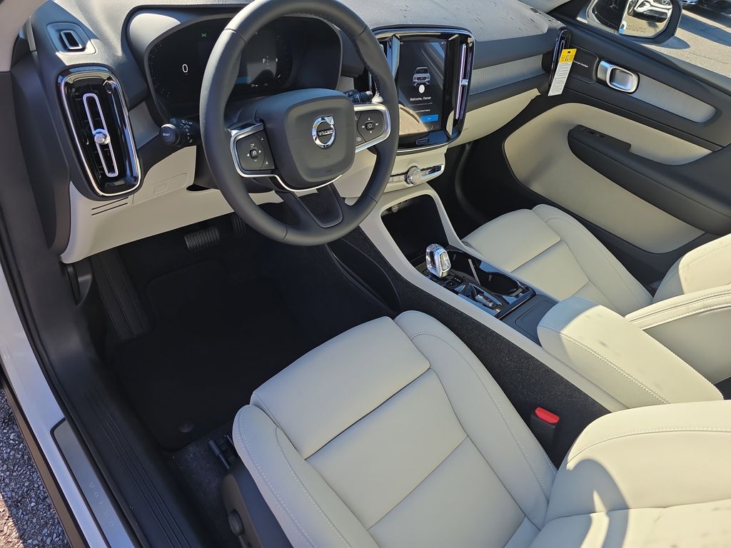 2026 Volvo XC40 Plus - Photo 9