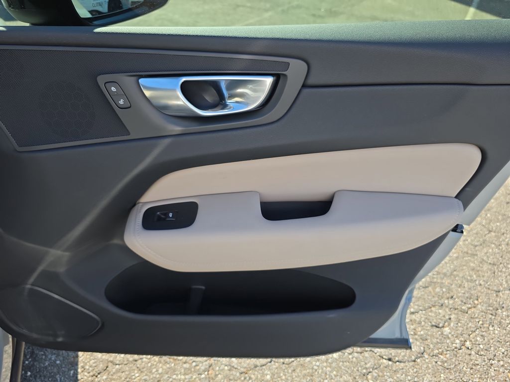 2026 Volvo XC60 Plus - Photo 11