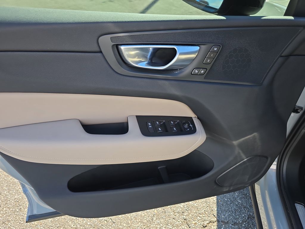 2026 Volvo XC60 Plus - Photo 19