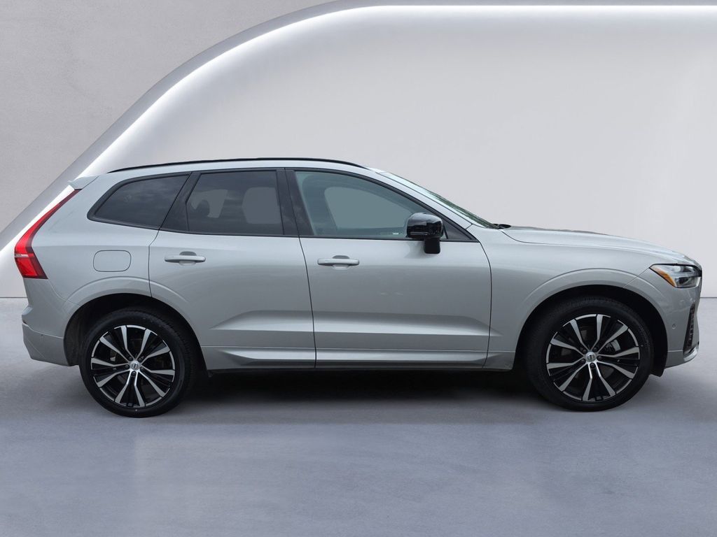 2025 Volvo XC60 B5 Plus photo 3