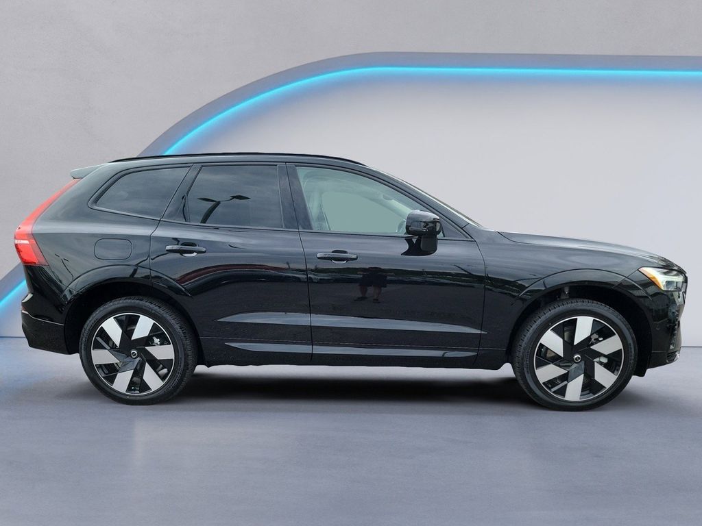 2025 Volvo XC60 Hybrid T8 Plus photo 2