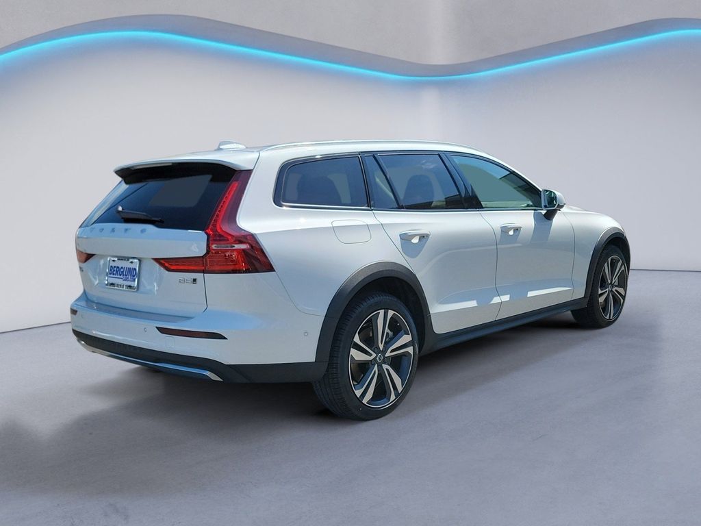 2026 Volvo V60 Cross Country B5 Plus photo 4