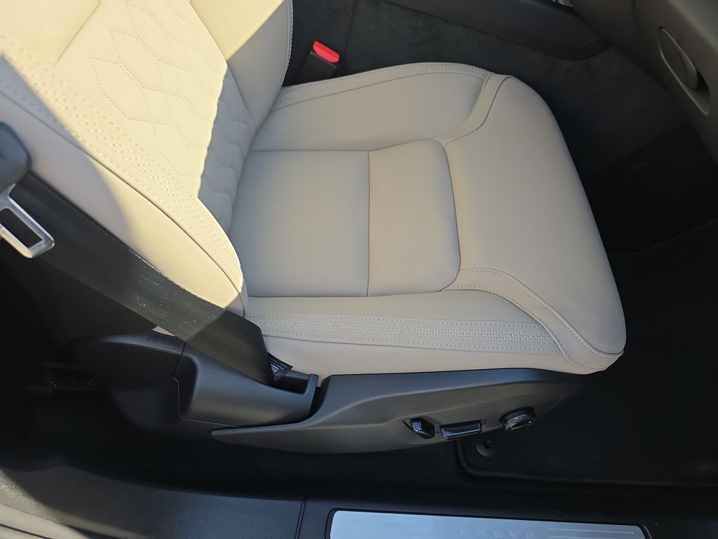 2026 Volvo XC60 Plus - Photo 12