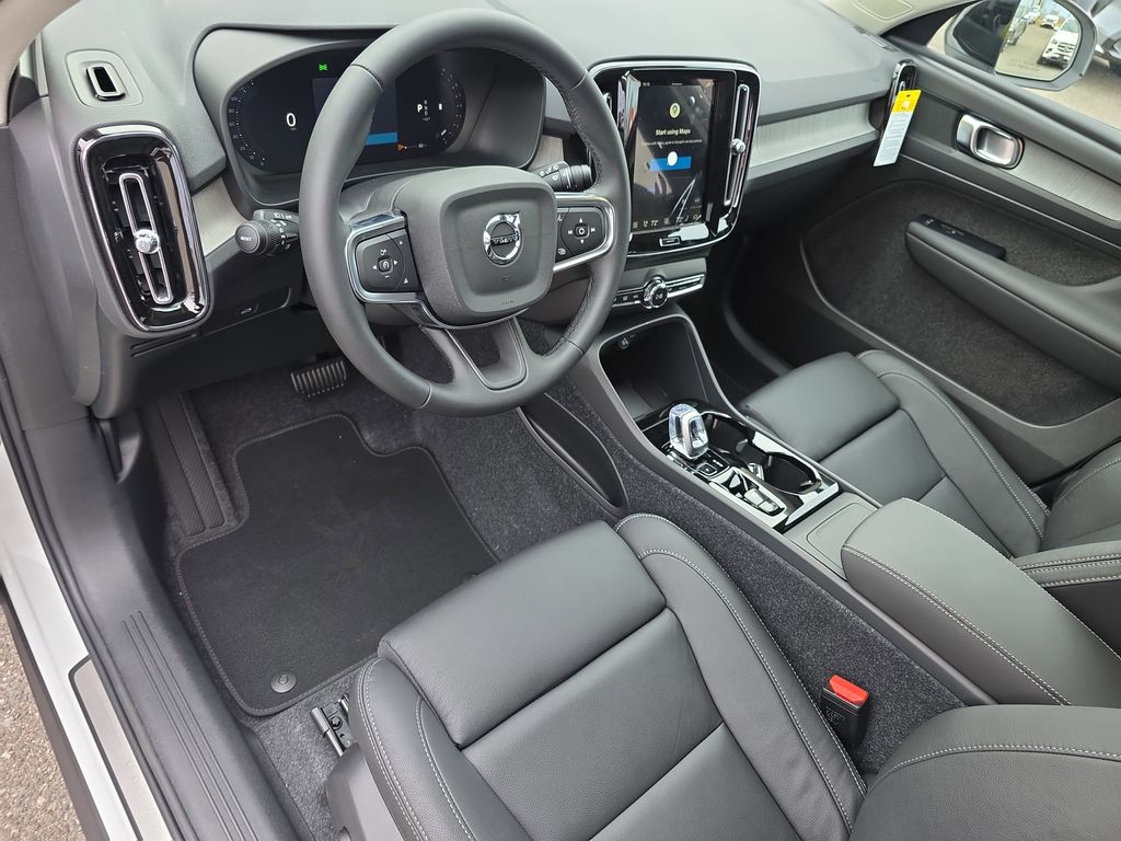 2026 Volvo XC40 Plus photo 2