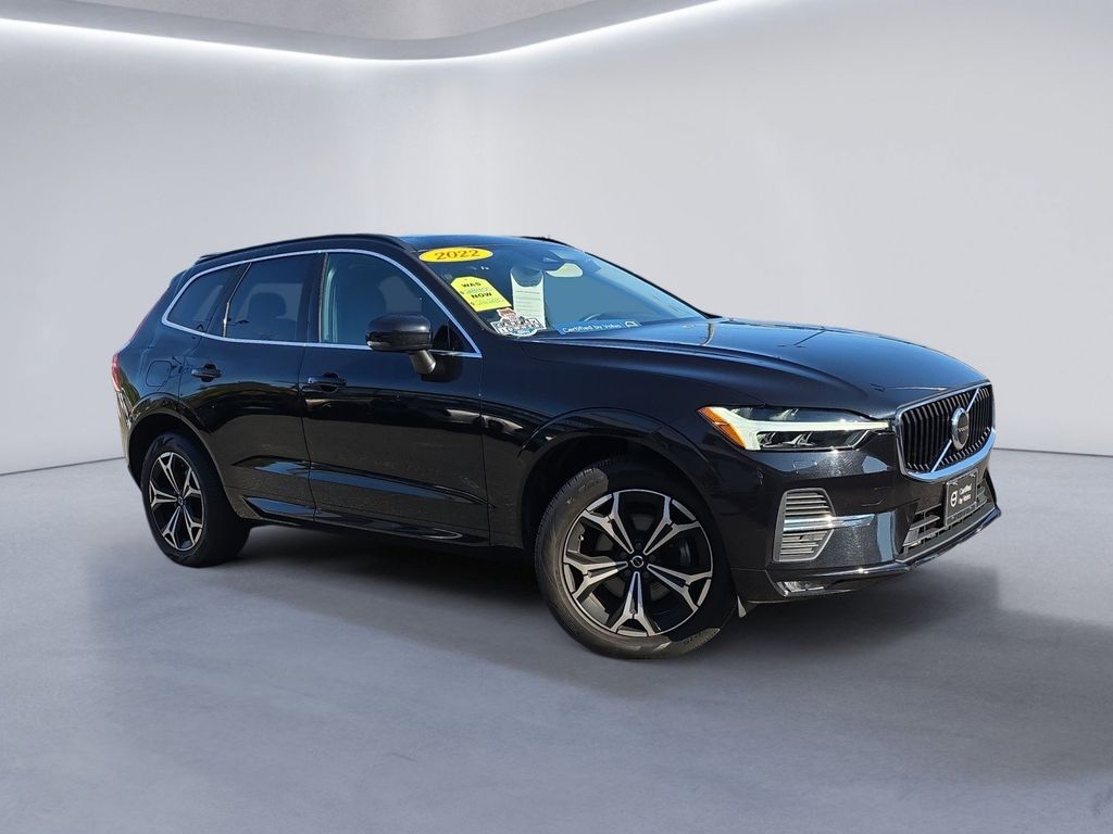 2022 Volvo XC60 B5 Momentum photo 2