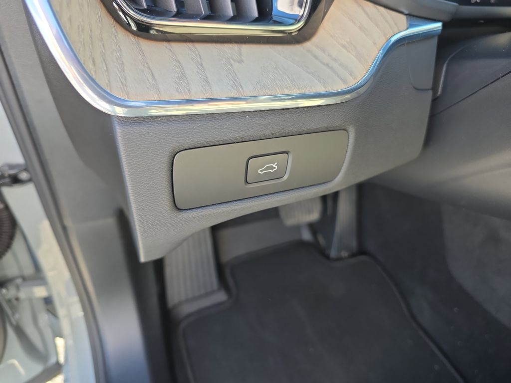 2026 Volvo XC60 Plus - Photo 24