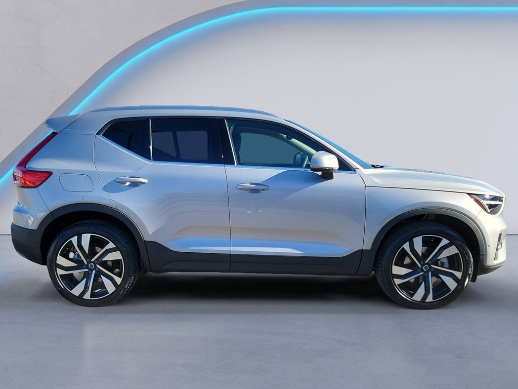 2025 Volvo XC40 Plus photo 2