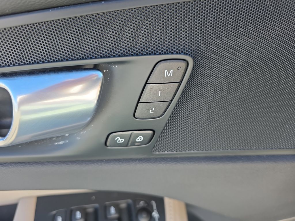 2026 Volvo XC60 Plus - Photo 22