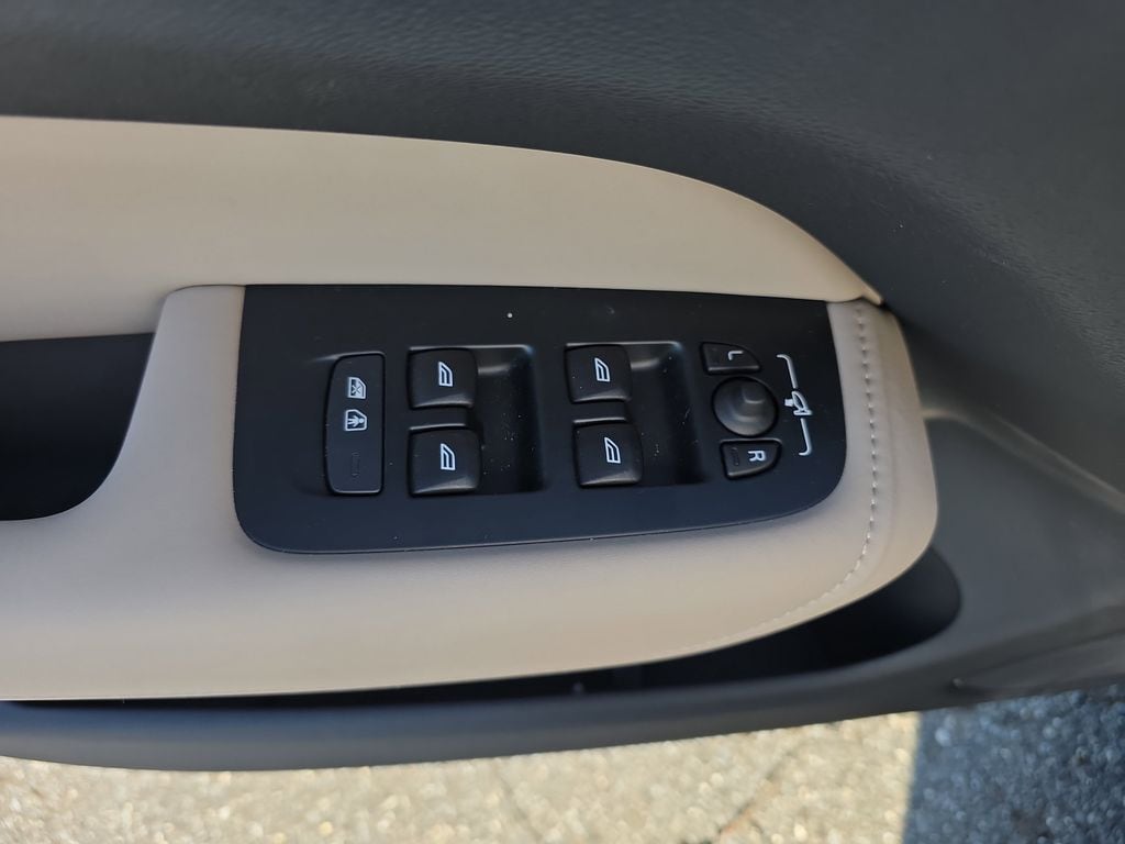 2026 Volvo XC60 Plus - Photo 21
