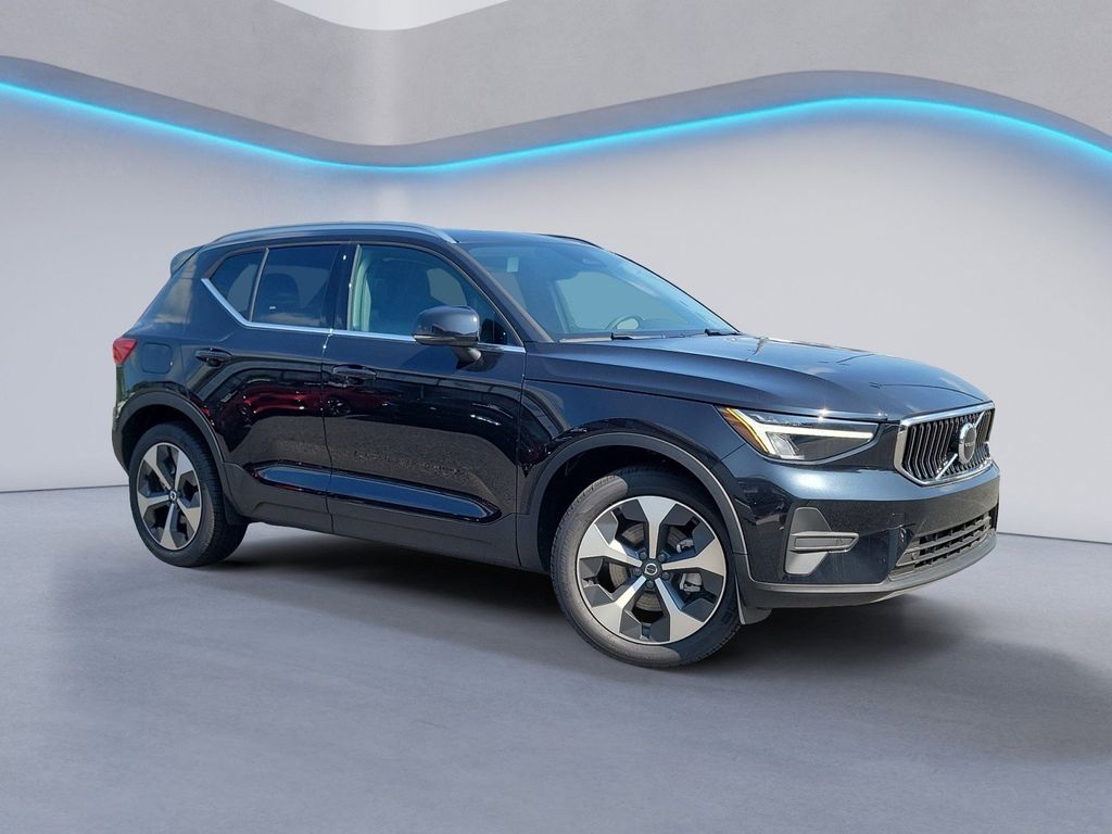 2025 Volvo XC40 Core photo 2