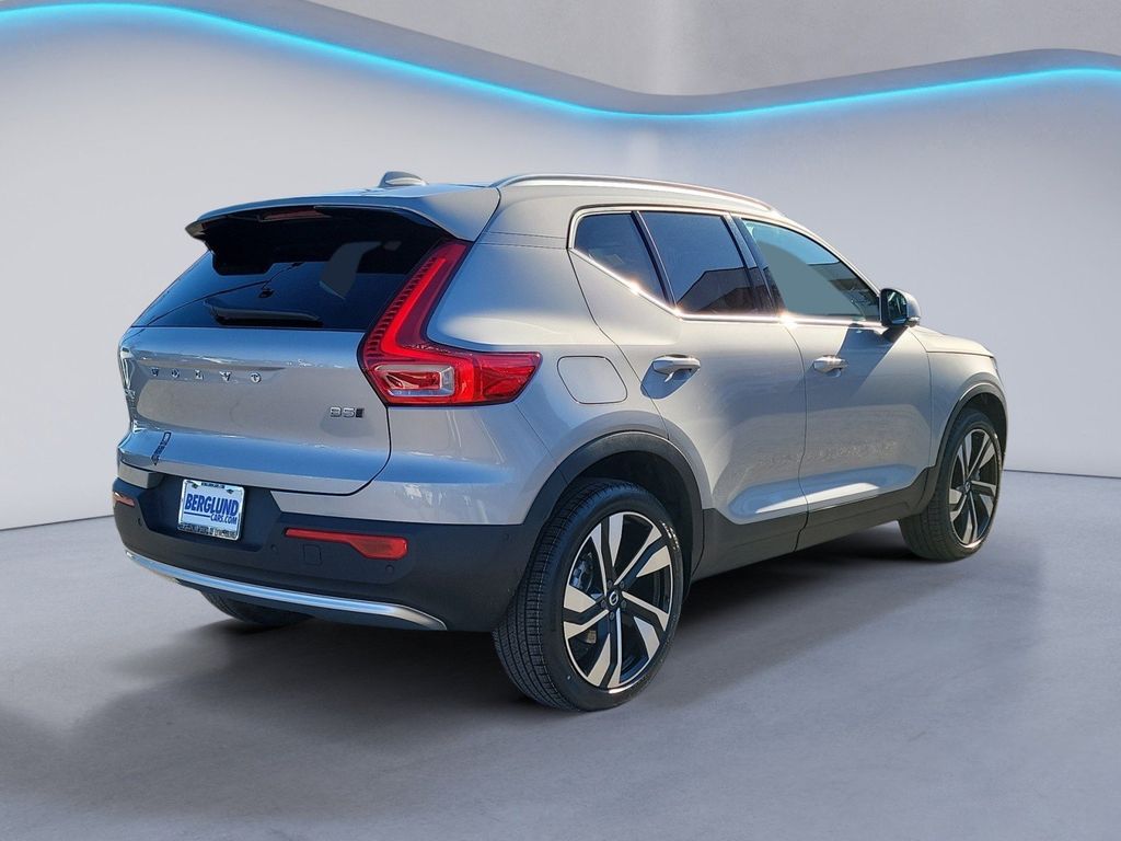 2025 Volvo XC40 Plus photo 3