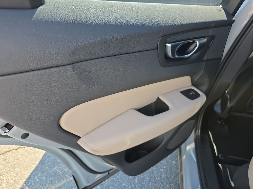 2026 Volvo XC60 Plus - Photo 17