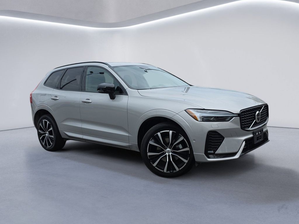 2025 Volvo XC60 B5 Plus photo 2