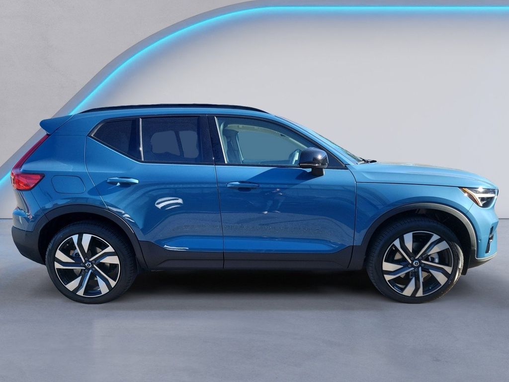 2025 Volvo XC40 Plus photo 2