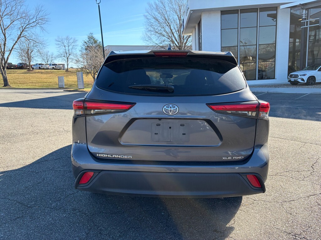 2021 Toyota Highlander XLE photo 2