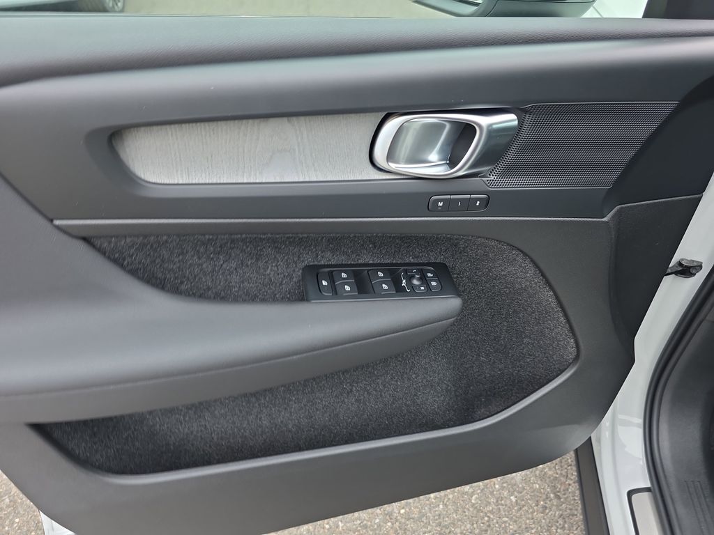 2026 Volvo XC40 Plus photo 4