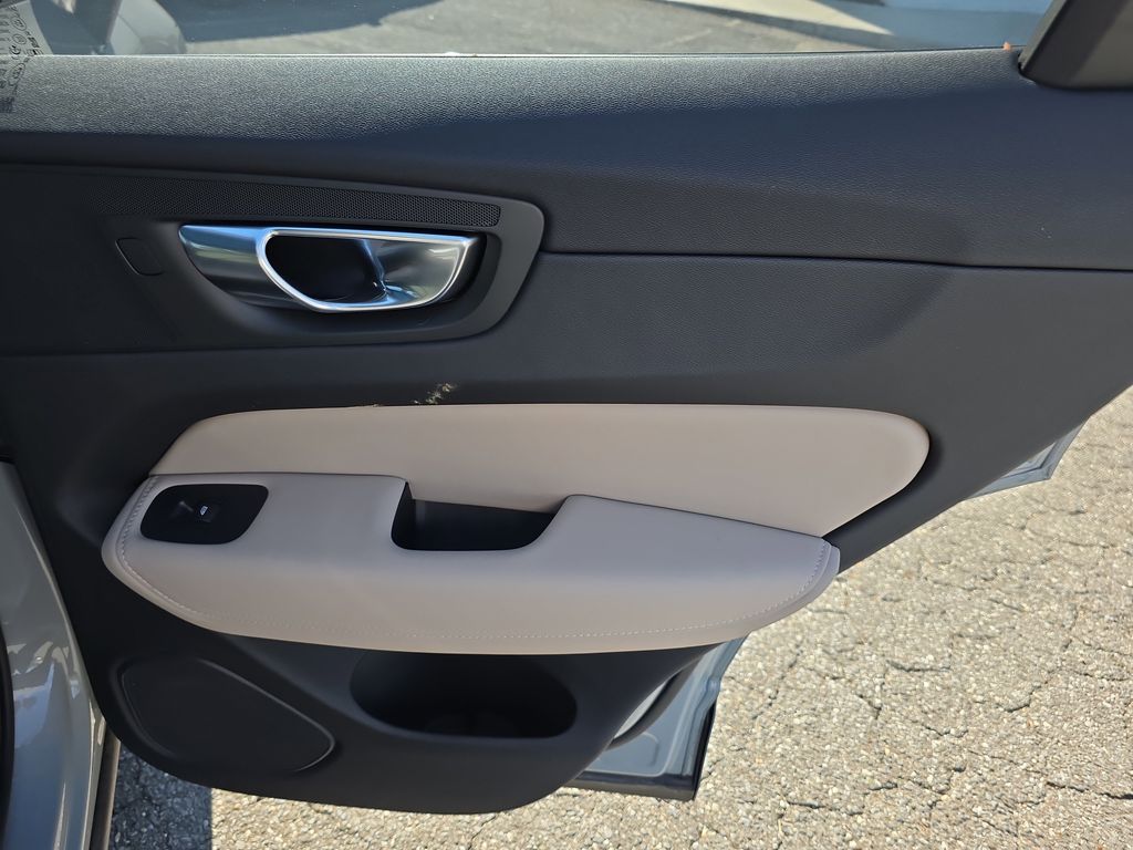 2026 Volvo XC60 Plus - Photo 14