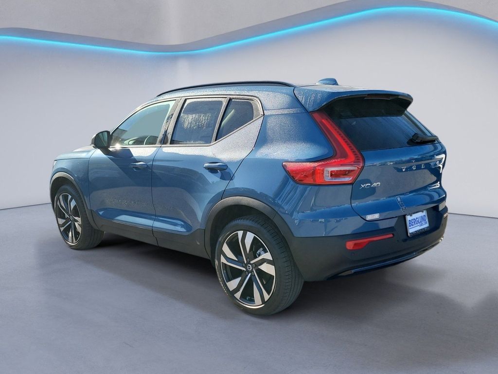 2025 Volvo XC40 Plus photo 4