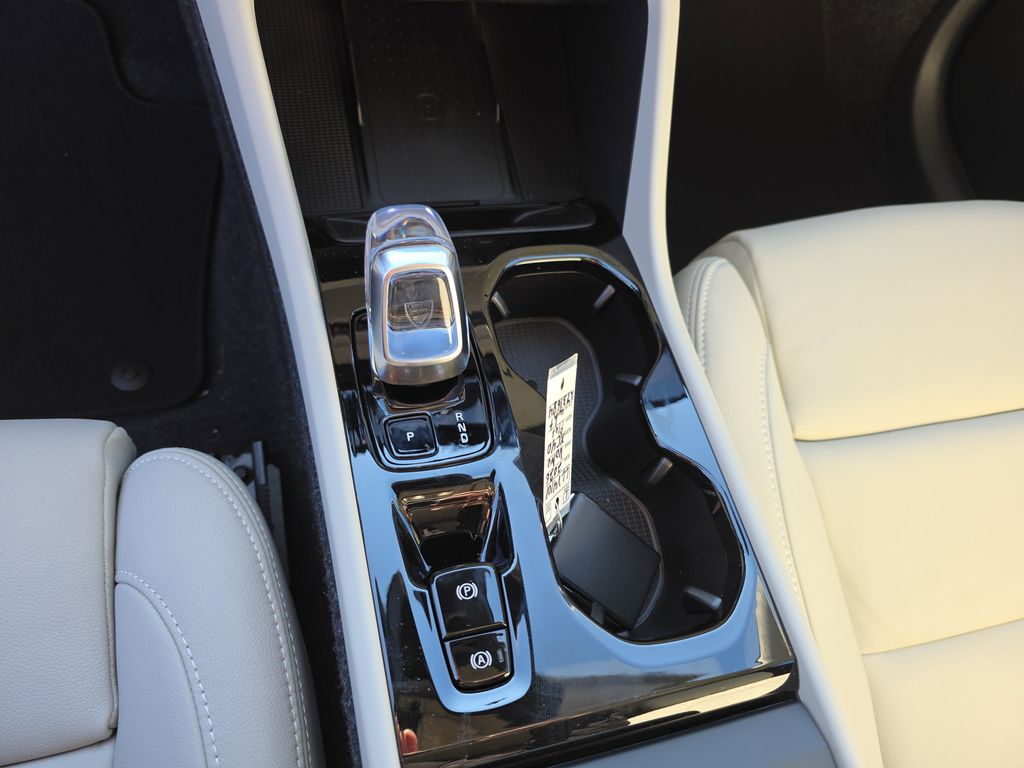 2026 Volvo XC40 Plus - Photo 17