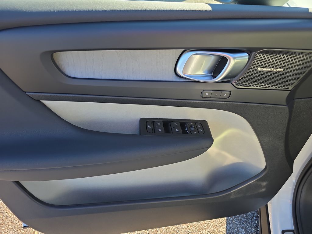 2026 Volvo XC40 Plus - Photo 11