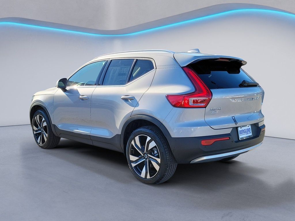 2025 Volvo XC40 Plus photo 4