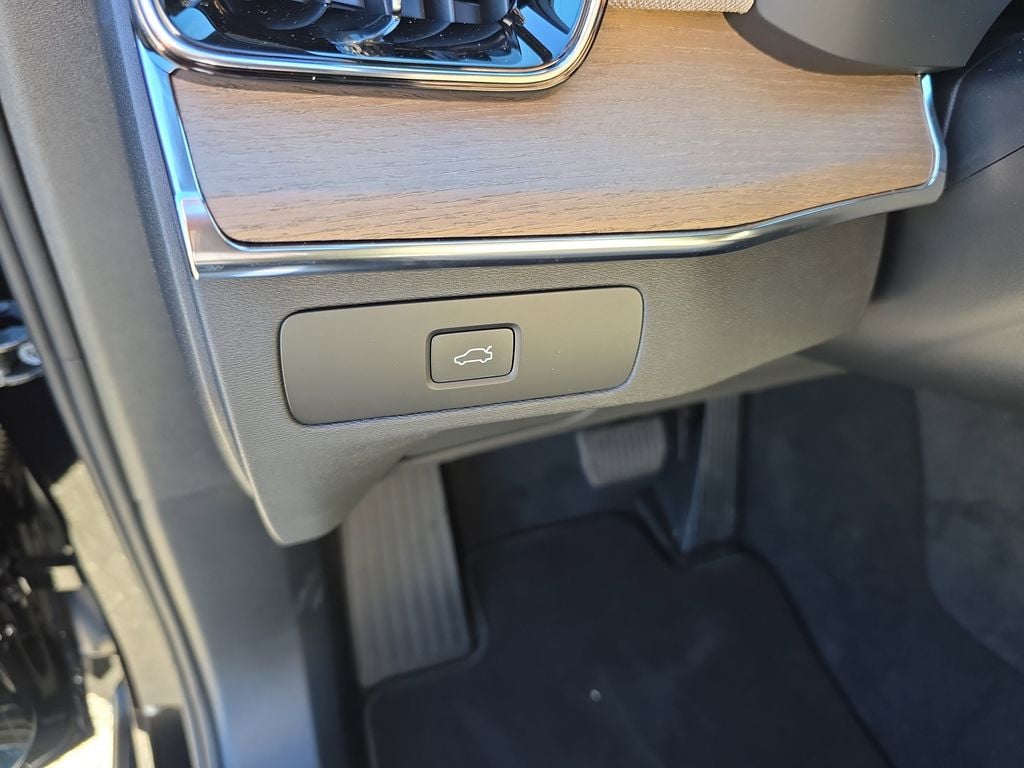 2025 Volvo XC90 Core - Photo 12