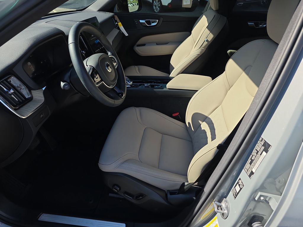 2026 Volvo XC60 Plus - Photo 8