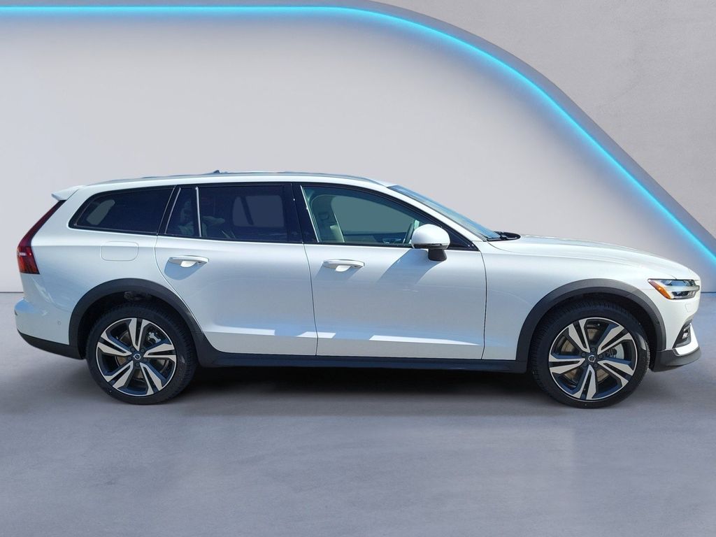 2026 Volvo V60 Cross Country B5 Plus photo 3