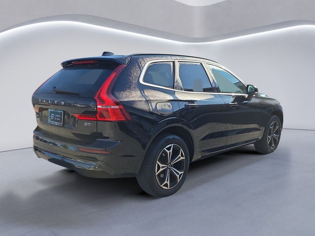 2022 Volvo XC60 B5 Momentum photo 4