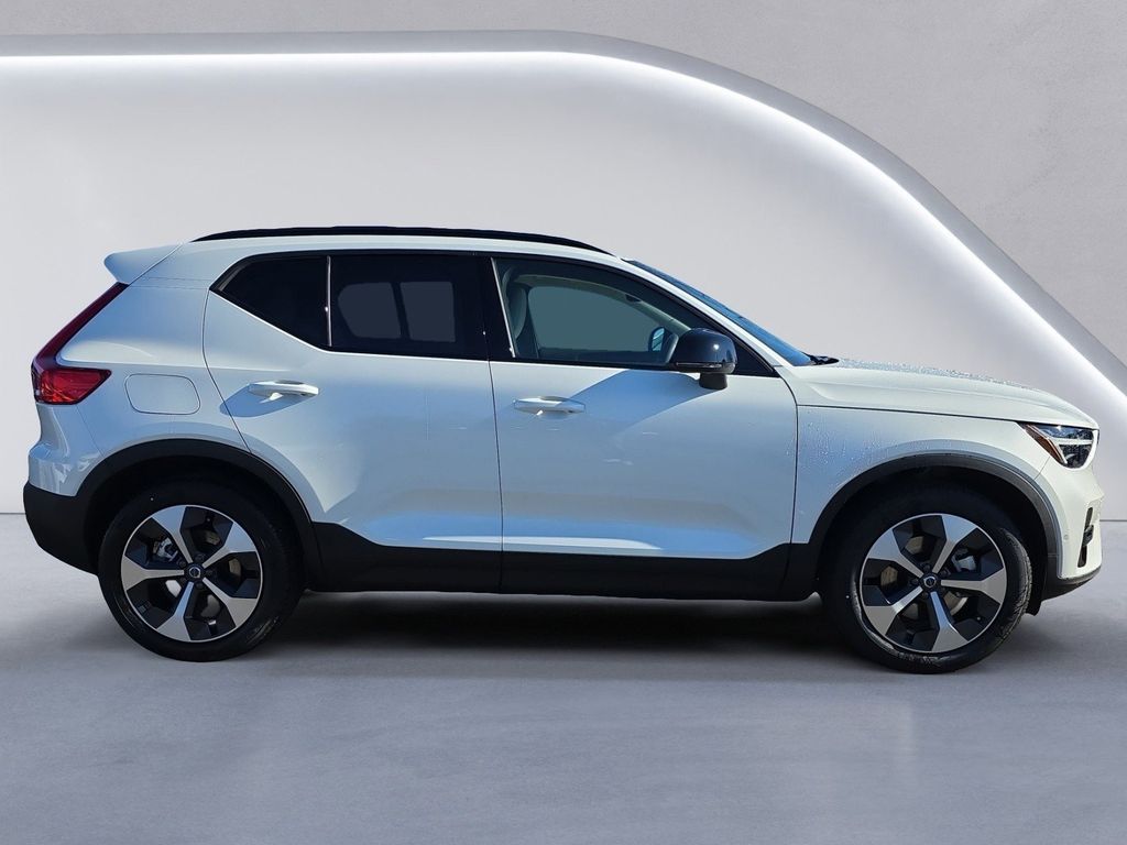 2026 Volvo XC40 Plus photo 3