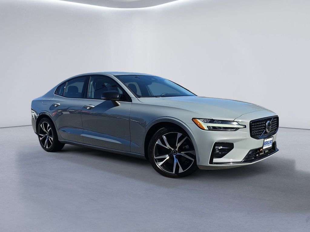 2024 Volvo S60 B5 Core photo 2