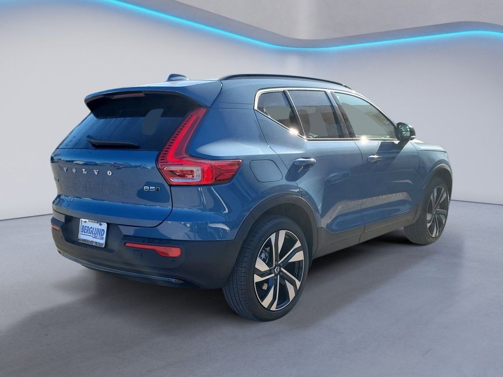 2025 Volvo XC40 Plus photo 3
