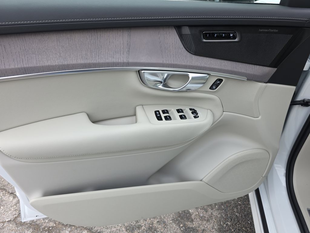 2026 Volvo XC90 Ultra - Photo 11