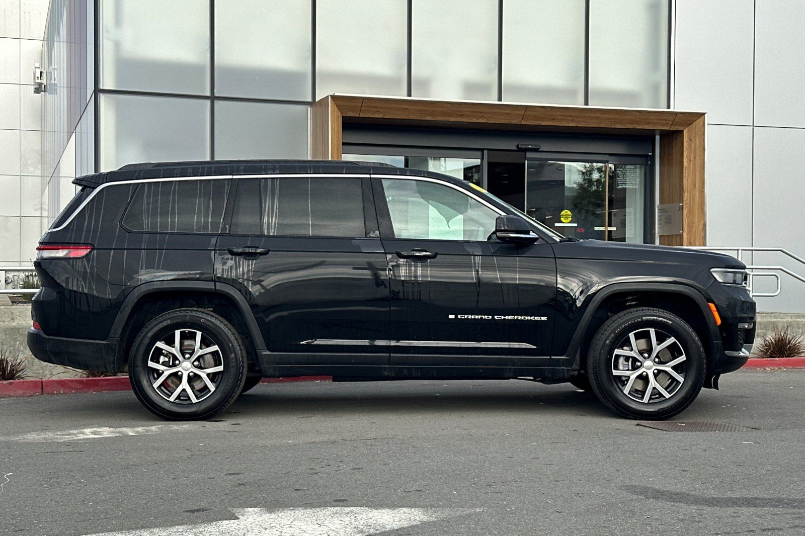 2024 Jeep Grand Cherokee L Limited photo 3