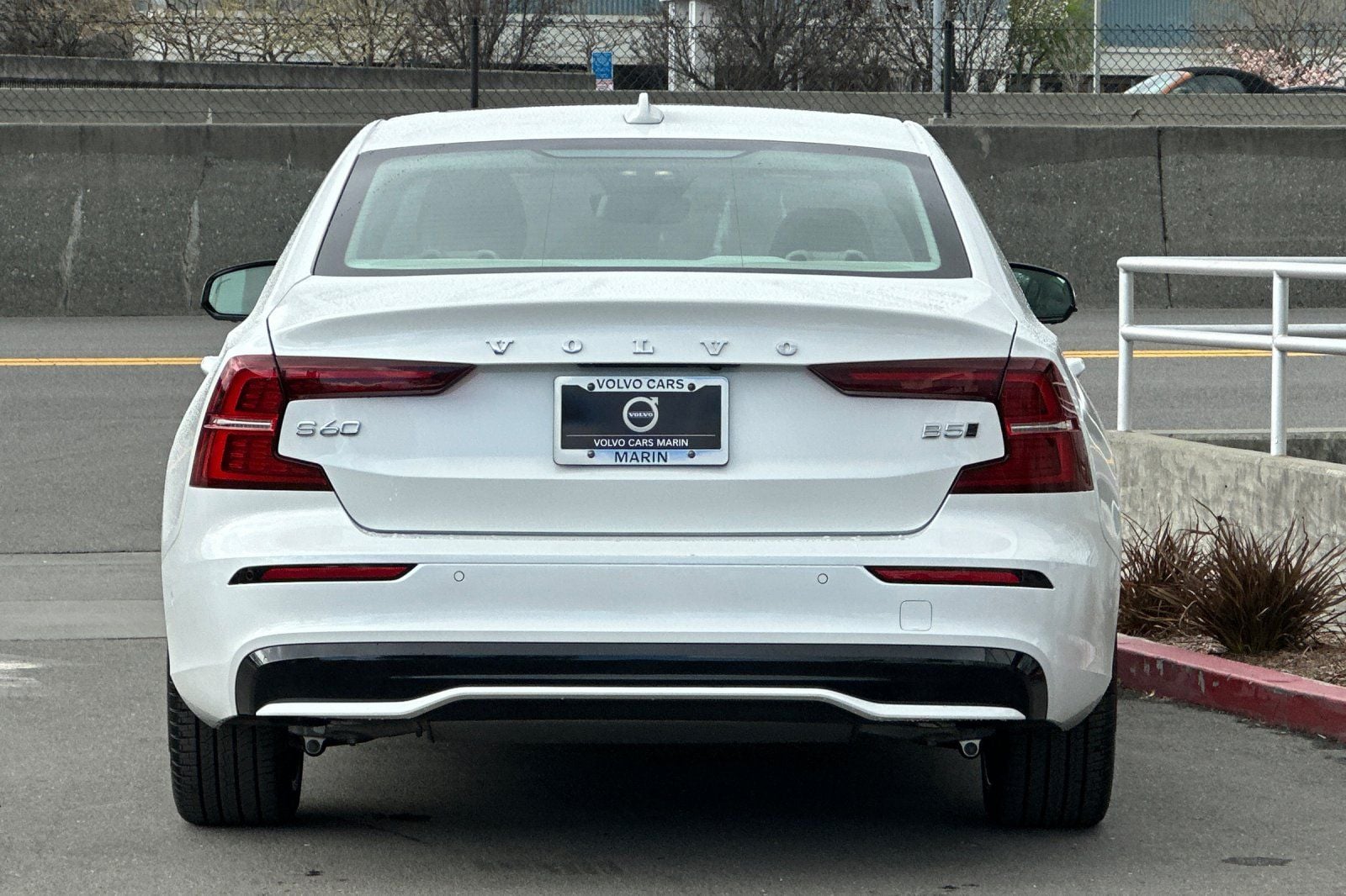 2024 Volvo S60 B5 Ultimate Dark photo 3