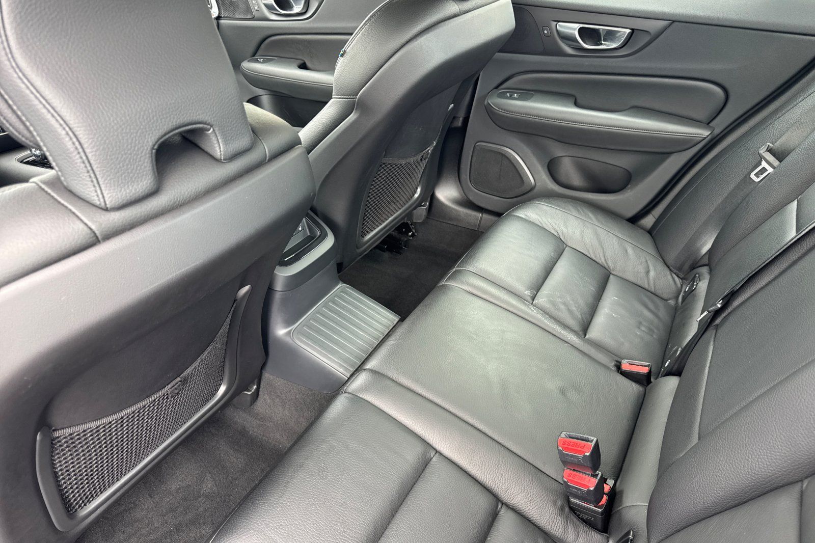 2023 Volvo S60 Recharge Plug-In Hybrid Plus Dark photo 4