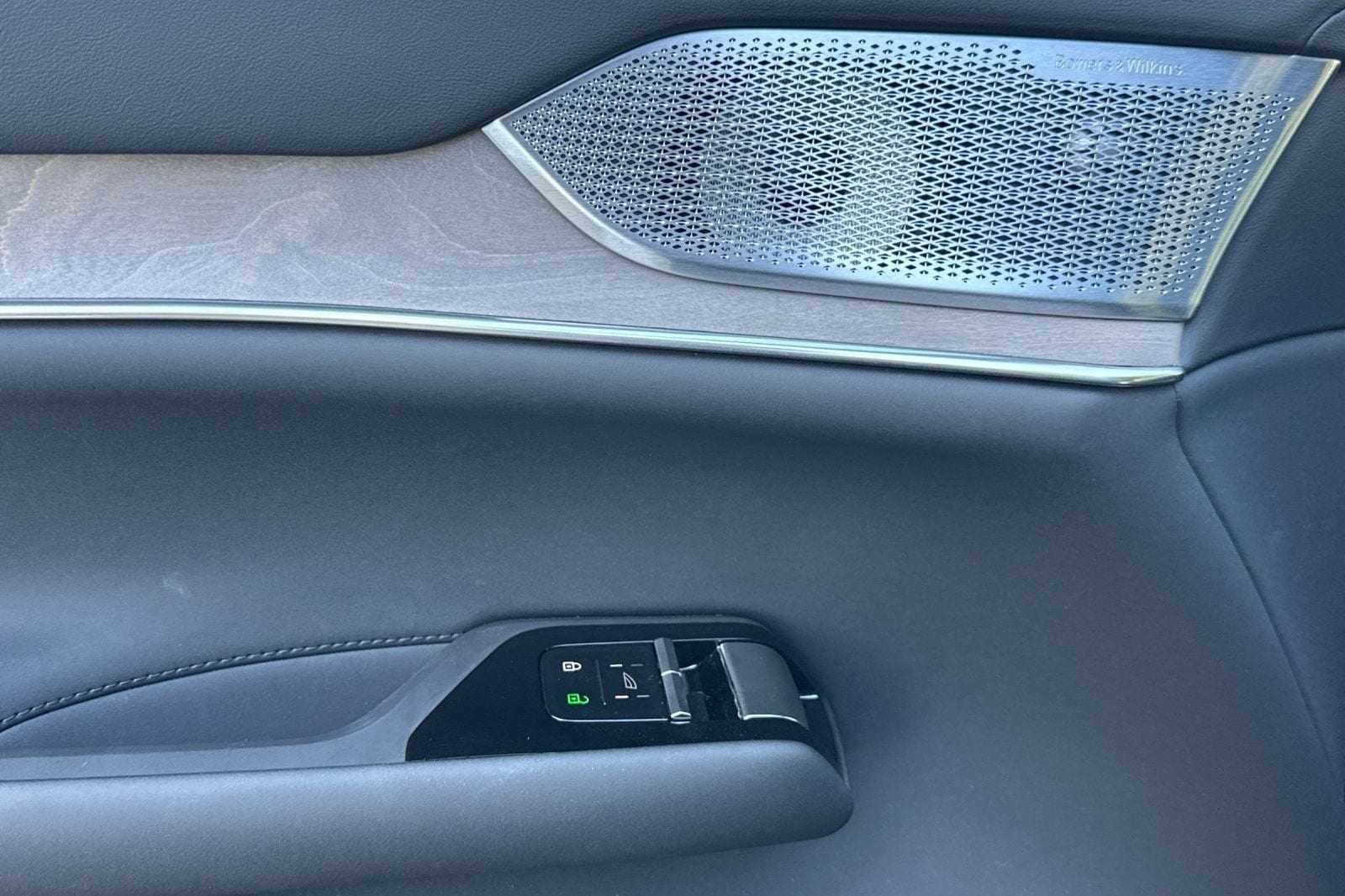 2025 Volvo EX90 Ultra - Photo 14