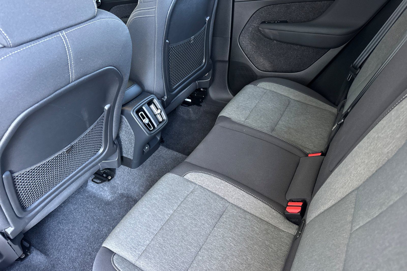 2025 Volvo XC40 B5 Core Bright Theme photo 4