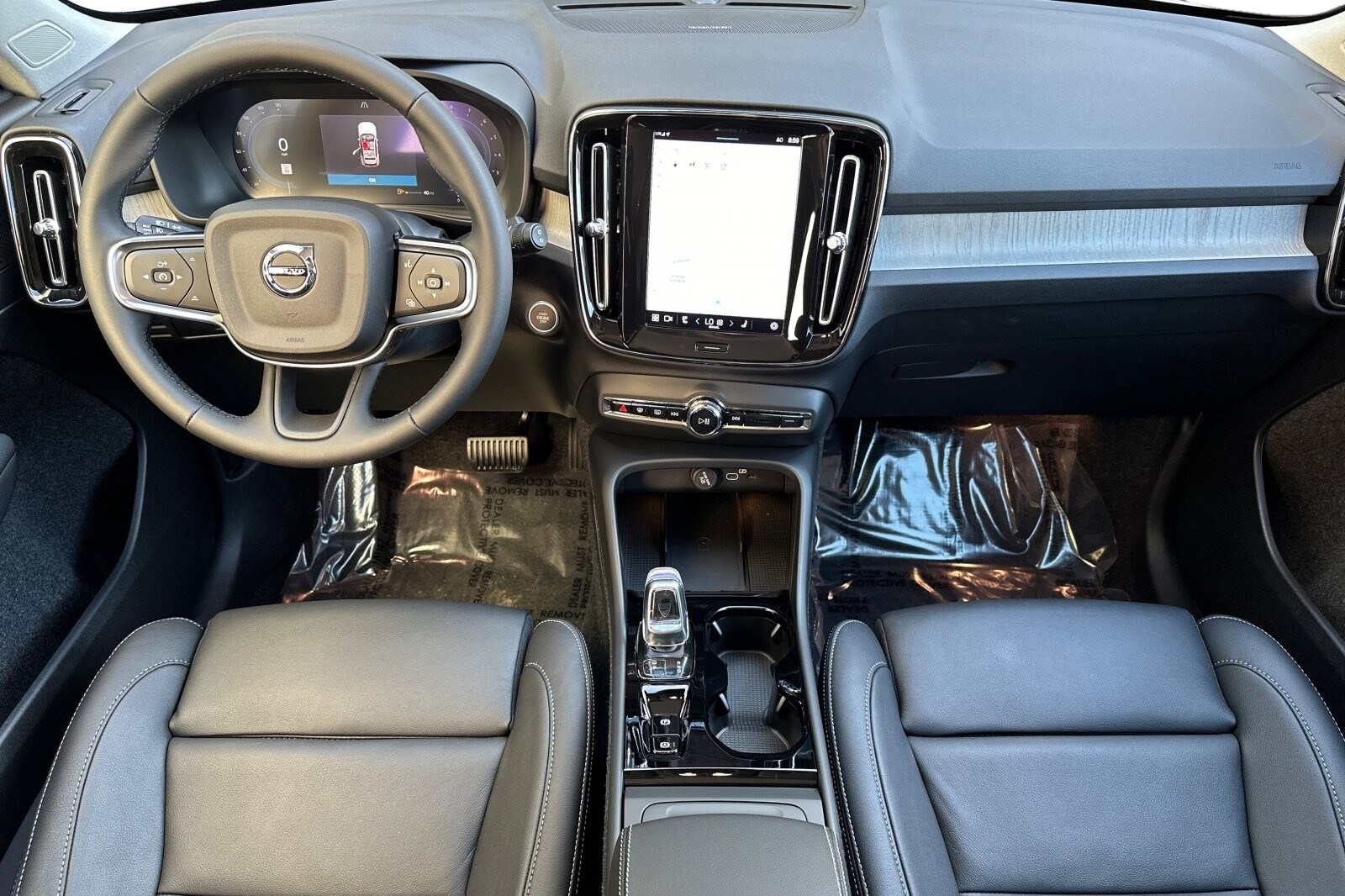 2025 Volvo XC40 photo 3