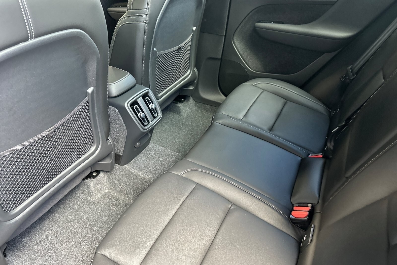 2026 Volvo XC40 photo 4