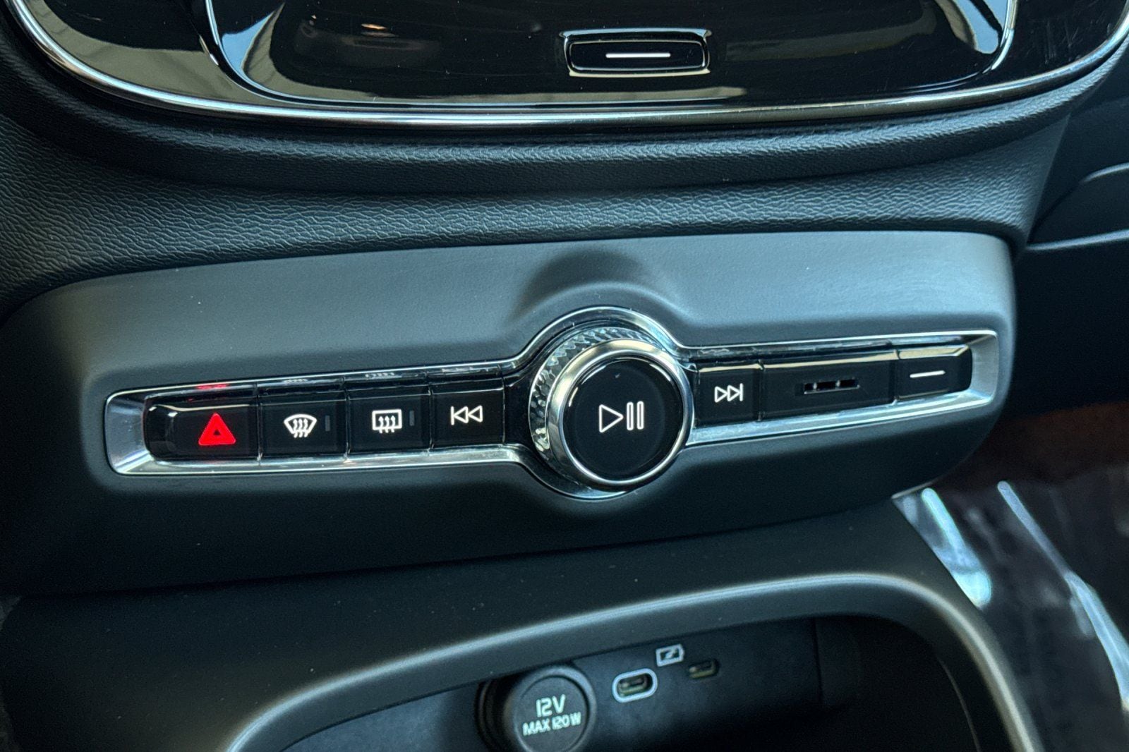 2025 Volvo XC40 Core - Photo 24