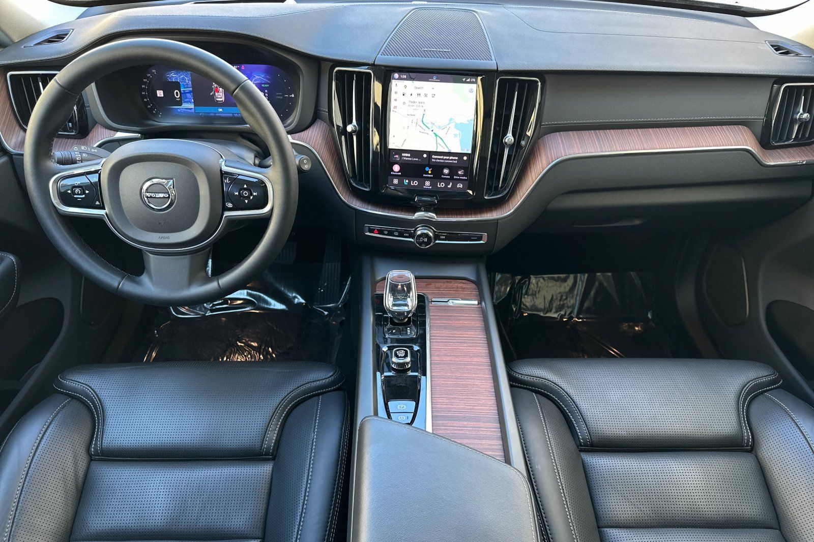 2023 Volvo XC60 Recharge Plug-In Hybrid Ultimate Bright photo 2