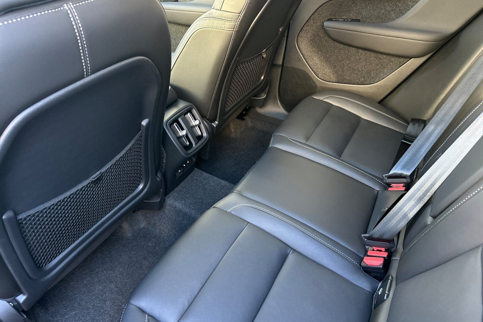 2025 Volvo XC40 B5 Core Bright Theme photo 4