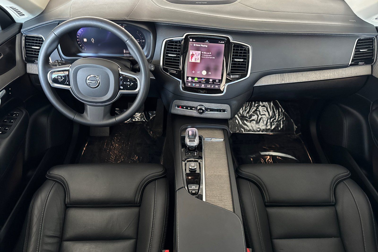 2023 Volvo XC90 Recharge Plug-In Hybrid Ultimate 6-Seater photo 2