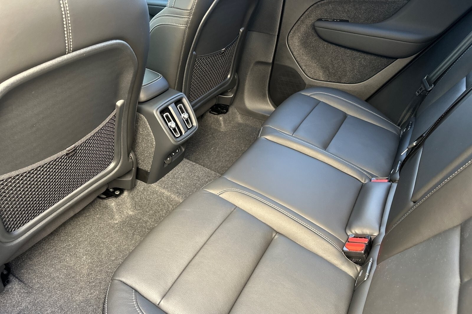 2025 Volvo XC40 photo 4